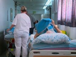 Больницы не справляются. Фото в приемном покое девушки. Приемное отделение израильской больницы. Приемный покой госпитализации.