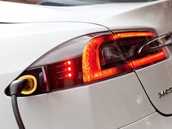 Bloomberg предсказал дальнейший обвал цен на нефть из-за электромобилей