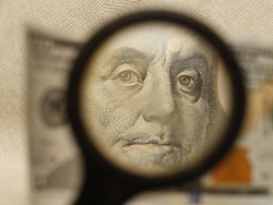 Банки начнут сообщать ЦБ, на какие цели их клиенты переводят валюту