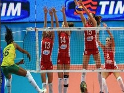 Турецкие болельщики закидали российских волейболисток мусором