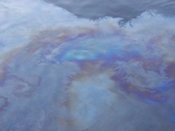В Ухте из-за крупного разлива нефть может попасть в городской водопровод