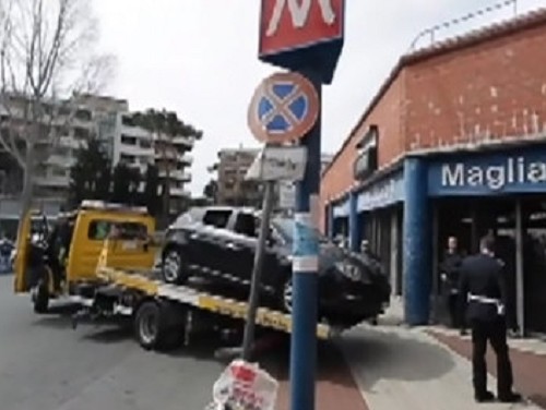 Незадачливый автолюбитель заехал на машине в римское метро