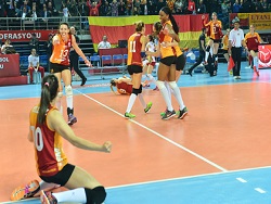 Турецкие фанаты забросали волейболисток "Динамо" мусором