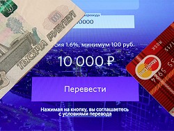 Популярным новогодним подарком стали деньги