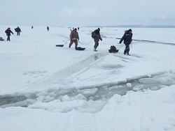 С отколовшейся льдины на Байкале спасены рыбаки
