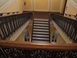 В Ростове посетительница поликлиники сбросила с лестницы 5-летнюю дочь