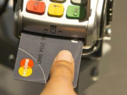 Mastercard представила банковскую карту со сканером отпечатков пальцев