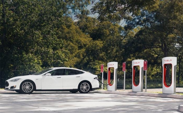 Tesla переведет станции Supercharger на солнечные панели и аккумуляторы