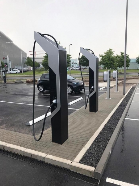 К будущему готовы! Porsche начала строительство собственной сети зарядных станций