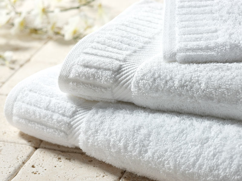 Стирать махровые полотенца чтобы были пушистые. Пушистое полотенце. Полотенце махровое белый. Полотенце махровое пушистое. Мохнатое полотенце.
