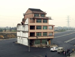 В Шанхае снесли дом-"гвозь", стоявший посреди дороги 14 лет