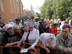 Успеть за 2 секунды: за сутки мощам Николая Чудотворца поклонились 37 тысяч человек