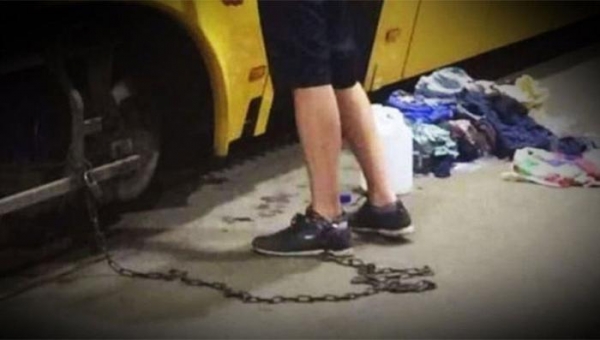 Поляки приковали украинца к трамваю